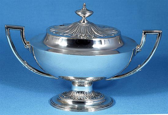 An Edwardian silver two handled sauce tureen on pedestal foot, by William Aitken, width 230mm, weight 12.3oz/385grms.